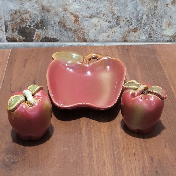 Vintage Salt and Pepper Shakers On Apple Tray - Picture 12 of 15